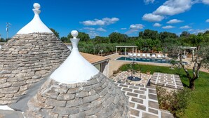 A stone-roofed building with a pool and outdoor seating area. - Holiday Home 'Buontempo' with Private Pool, Wi-Fi and Air Conditioning (Francavilla Fontana)