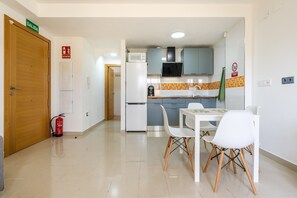 Dining - Apartment 'Ágora Alhambra' with Mountain Views, Shared Pool and Air Conditioning (ATARFE)