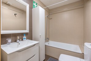 Shower, hair dryer, towels - Apartment 'Ágora Alhambra' with Mountain Views, Shared Pool and Air Conditioning (ATARFE)