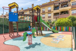 Children's area - Apartment 'Ágora Alhambra' with Mountain Views, Shared Pool and Air Conditioning (ATARFE)