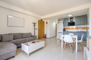 TV - 'Ágora Alhambra' Apartment with Mountain Views, Shared Pool, and Air Conditioning (ATARFE)