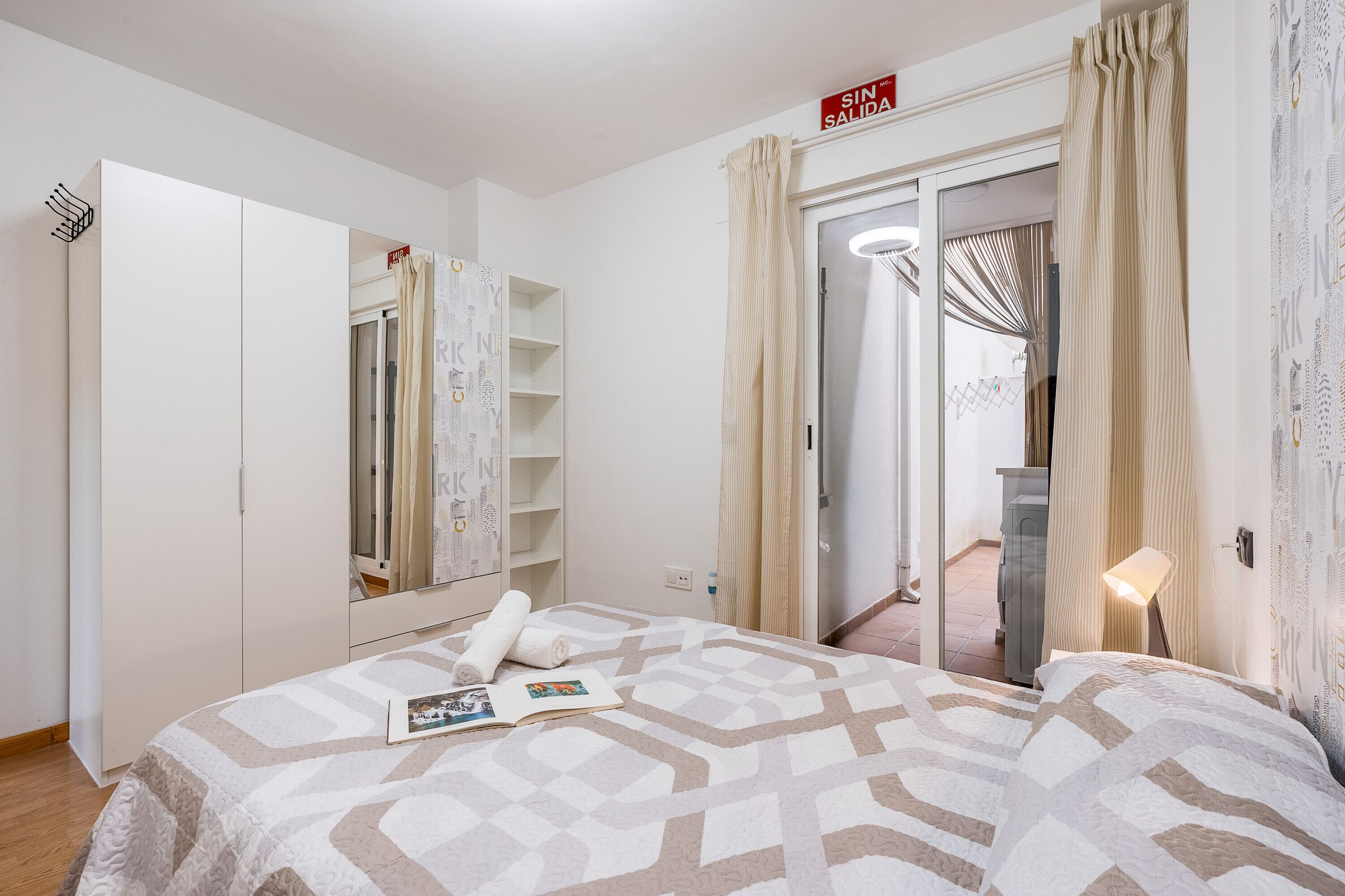 1 habitación, tabla de planchar con plancha, wifi gratis y ropa de cama 