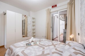 1 habitación, tabla de planchar con plancha, wifi gratis y ropa de cama