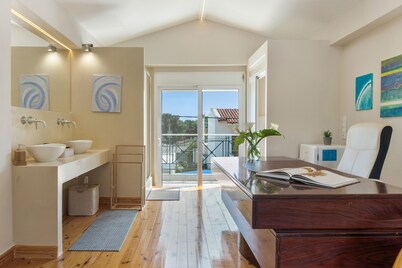 Country House 'Beach Family House In Artemida' with Sea View, Wi-Fi and Air Conditioning