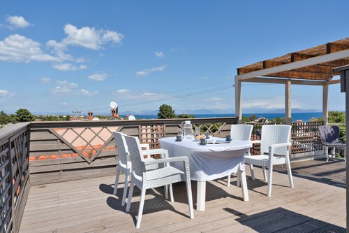 Beach Family House In Artemida – Sea View, Wi-Fi & Air Conditioning