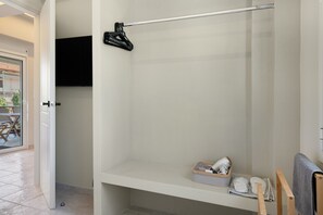 Interior - Ground Floor Room 1 with Shared Terrace, Wi-Fi, and Air Conditioning (????????S)