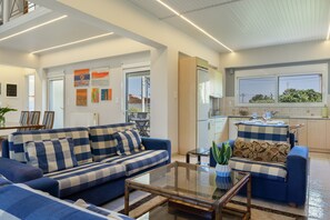 TV - Ground Floor Room 1 with Shared Terrace, Wi-Fi, and Air Conditioning (????????S)