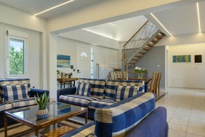 TV - First Floor Bedroom 3 with Shared Terrace, Wi-Fi, and Air Conditioning (????????S)