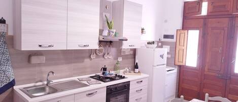 Fridge, coffee/tea maker, cookware/dishes/utensils, spices