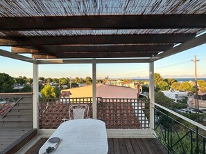 Outdoor dining - Room 'Lower Level 6' with Shared Terrace, Wi-Fi & Air Conditioning (????????S)