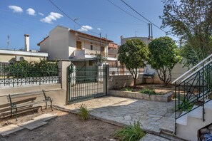 Exterior - Room 'Lower Level 6' with Shared Terrace, Wi-Fi & Air Conditioning (????????S)