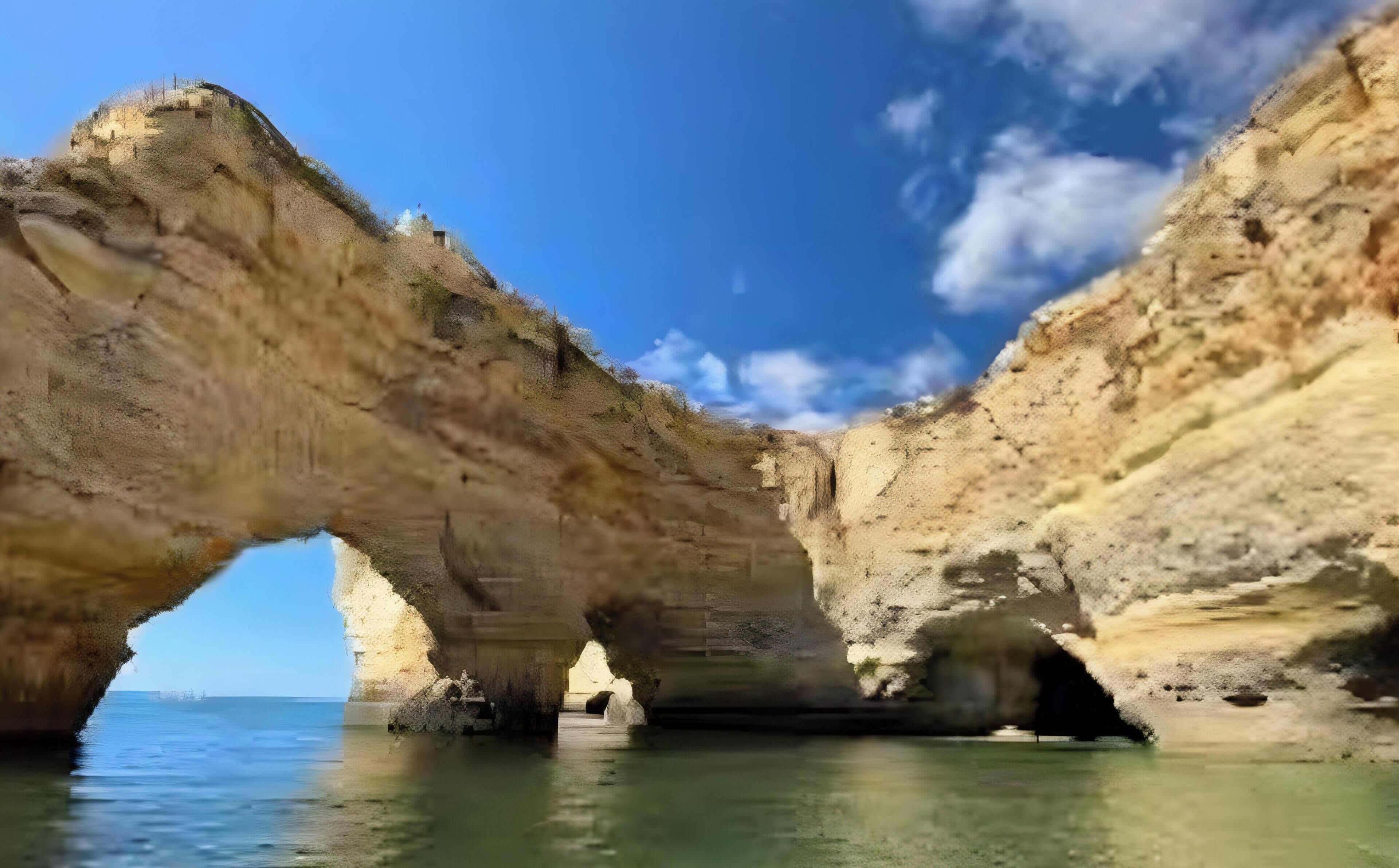 Formación natural de arco de roca sobre el agua.