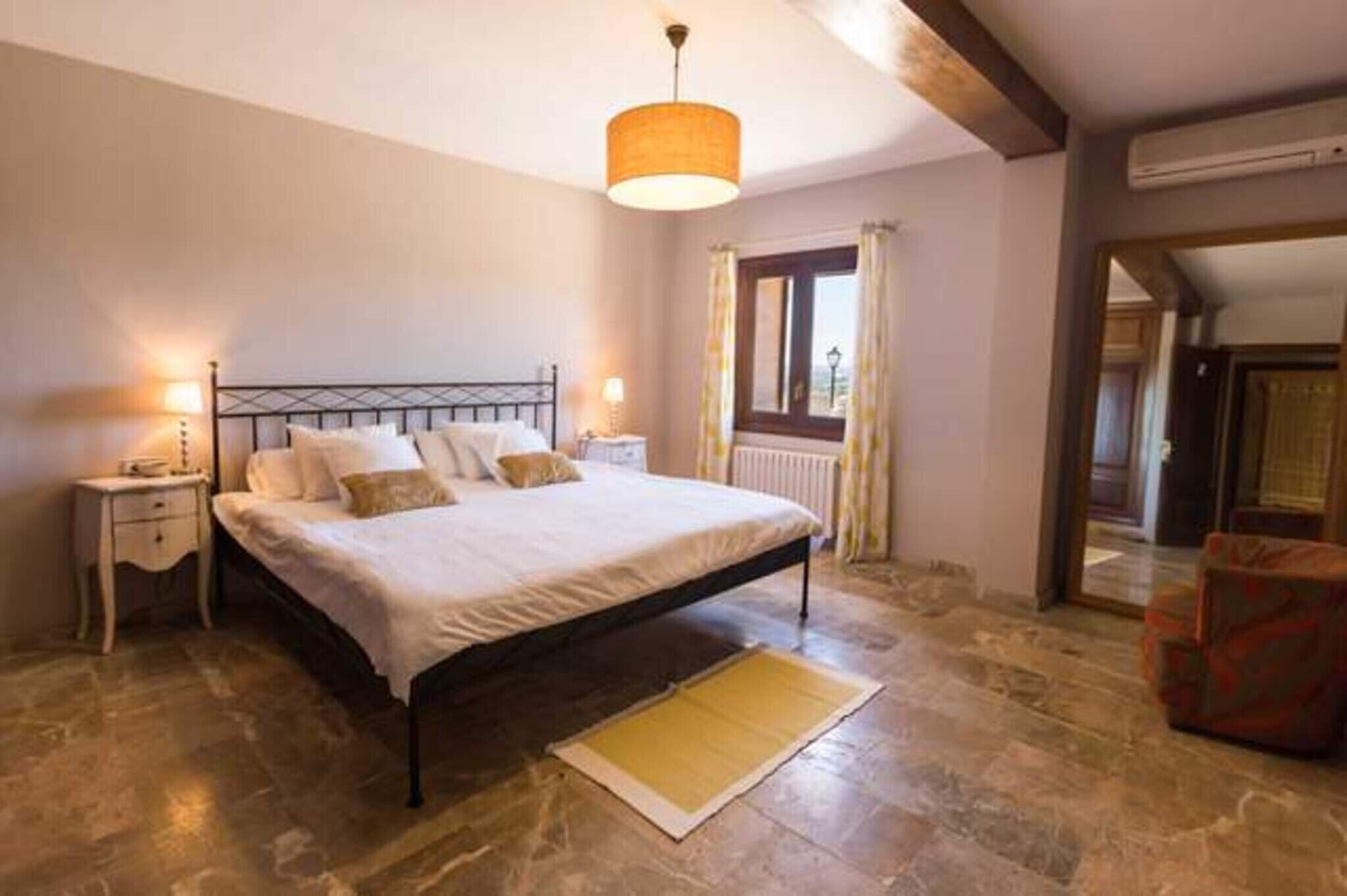 4 slaapkamers, een strijkplank/strijkijzer, gratis wifi, beddengoed