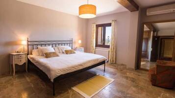 4 slaapkamers, een strijkplank/strijkijzer, gratis wifi, beddengoed