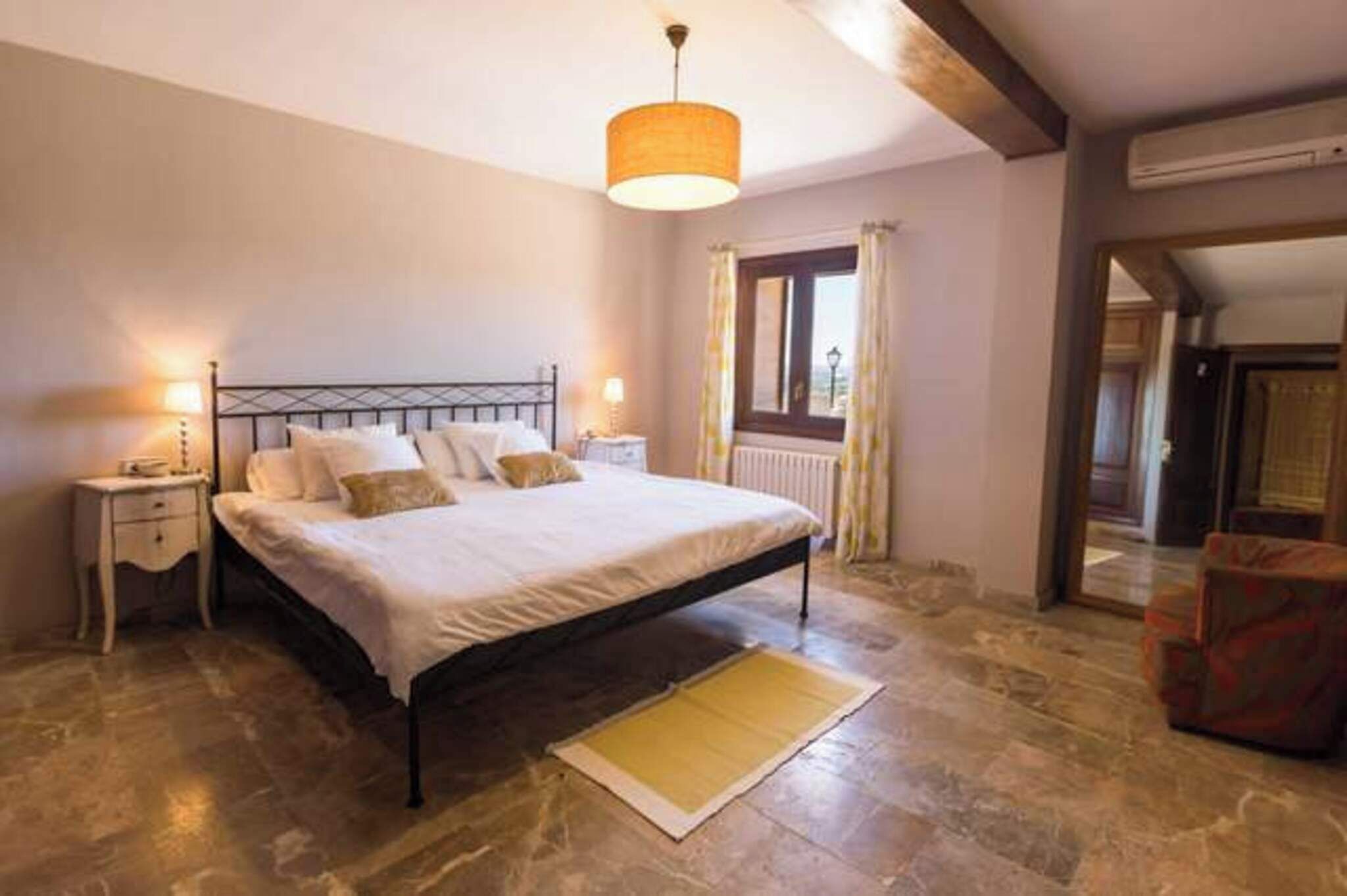 4 makuuhuonetta, silitysrauta/-lauta, ilmainen Wi-Fi, vuodevaatteet