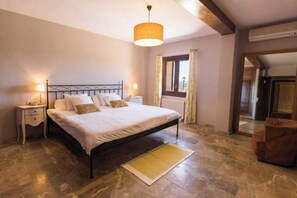 4 makuuhuonetta, silitysrauta/-lauta, ilmainen Wi-Fi, vuodevaatteet