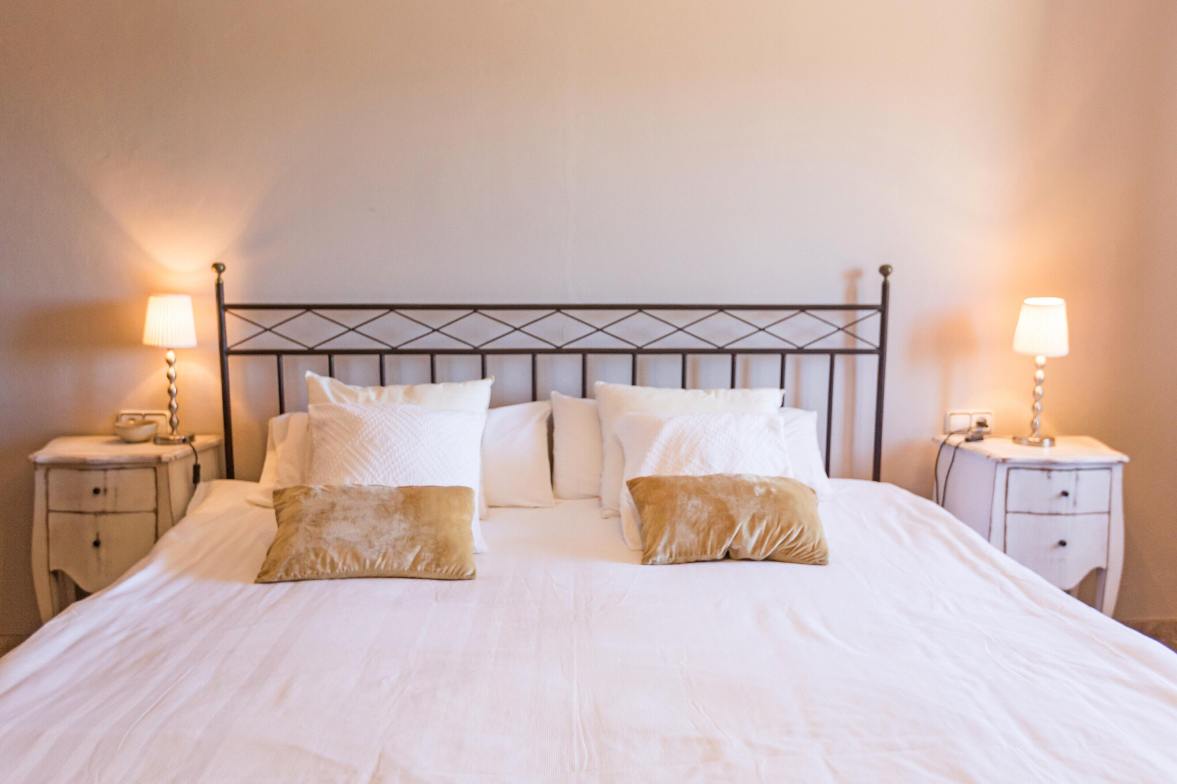 4 bedrooms, iron/ironing board, free WiFi, bed sheets