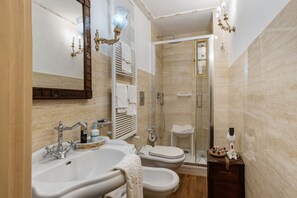 Douche, séchoir à cheveux, serviettes fournies