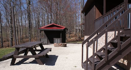 Escape to the lake 2 Bedroom Cabin, Boat Parking & Ample Outdoor and Deck Space.