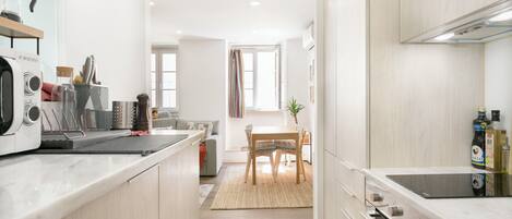 Frigorifero, microonde, forno, piano cottura