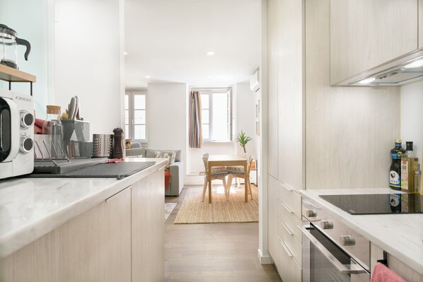 Fridge, microwave, oven, stovetop