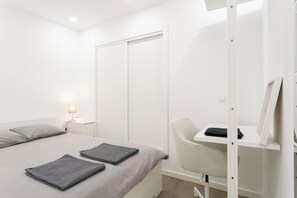 1 chambre, coffre-fort, fer et planche à repasser, lit de bébé portatif