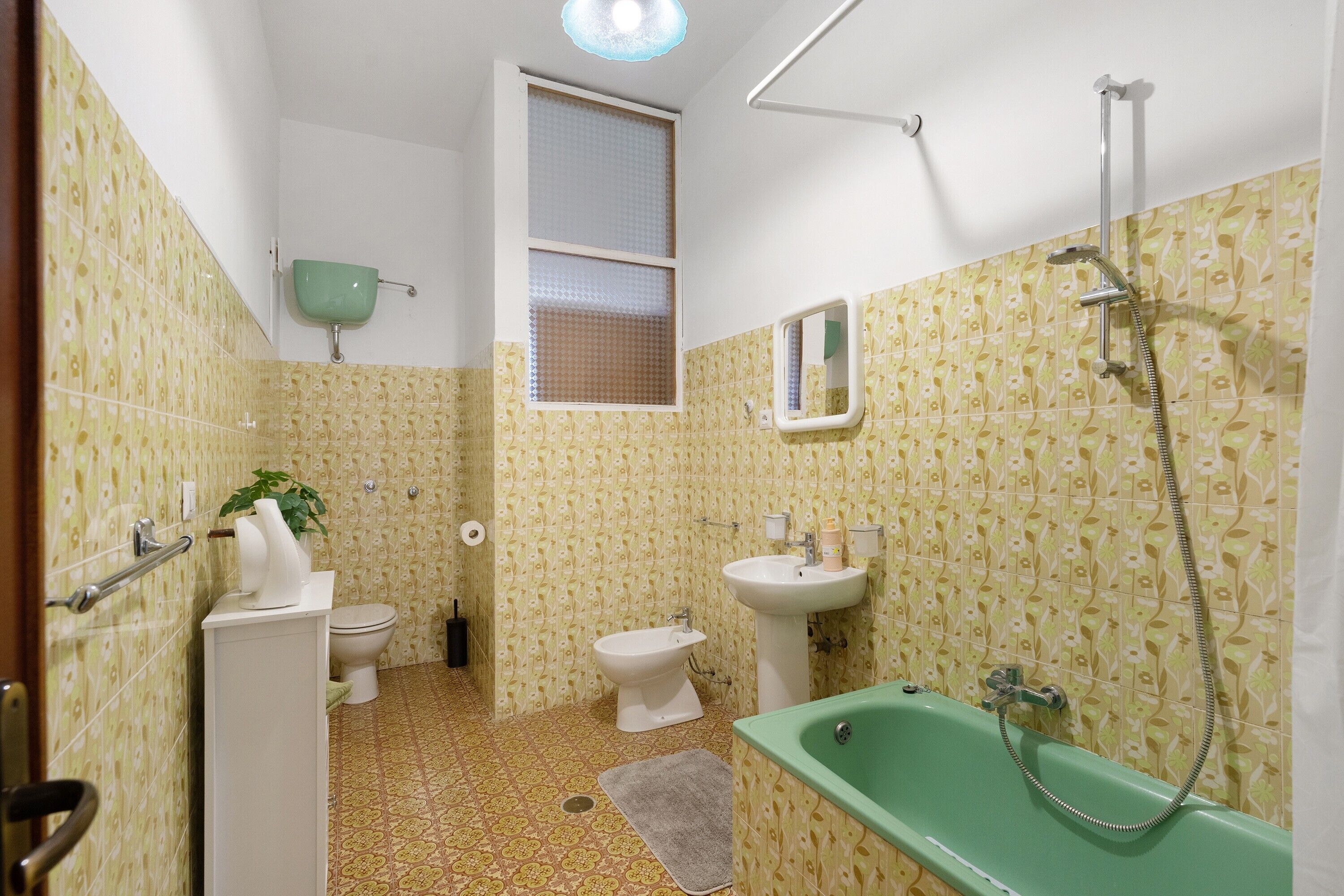 Douche, sèche-cheveux, serviettes fournies