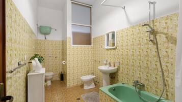 Douche, sèche-cheveux, serviettes fournies
