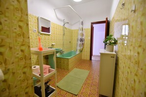 Ducha, secador de pelo, toallas