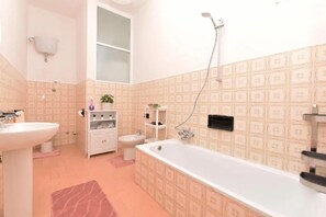 Ducha, secador de pelo, toallas