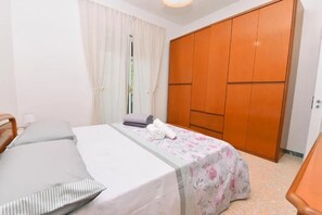 2 chambres, fer et planche à repasser, Wi-Fi gratuit, draps fournis