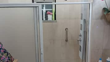 Ducha, secador de pelo, toallas