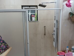 Shower, hair dryer, towels - Holiday Home 'Ká T'Espero' with Mountain View, Wi-Fi and Air Conditioning (Penha Garcia)