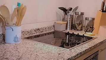 Een koelkast, een microgolfoven, een oven, een kookplaat