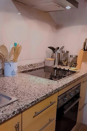 Fridge, microwave, oven, stovetop - Holiday Home 'Ká T'Espero' with Mountain View, Wi-Fi and Air Conditioning (Penha Garcia)