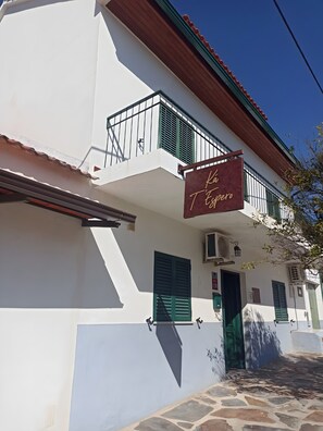 Exterior detail - Holiday Home 'Ká T'Espero' with Mountain View, Wi-Fi and Air Conditioning (Penha Garcia)