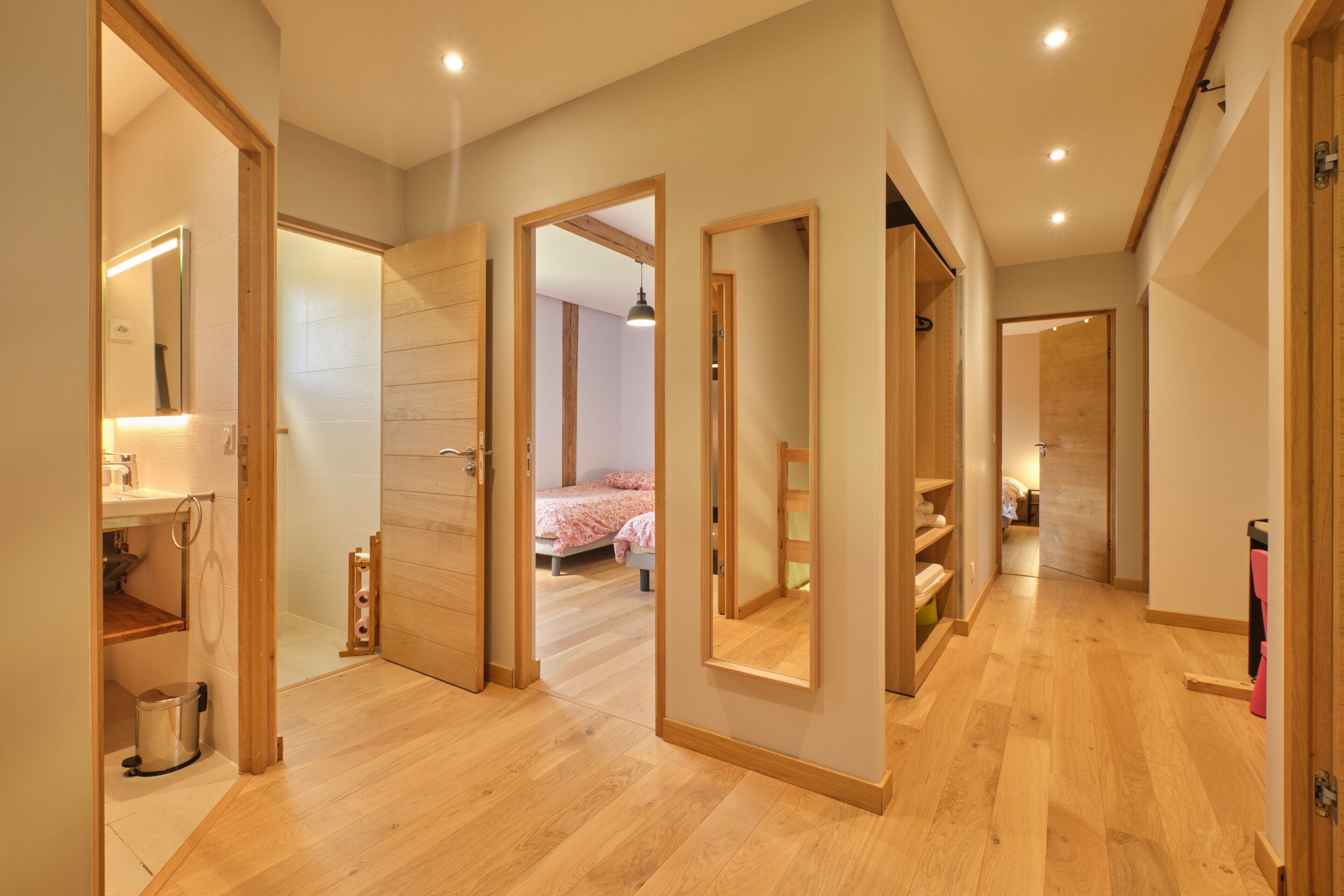 5 bedrooms, iron/ironing board, free WiFi, bed sheets