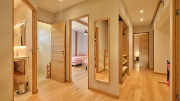 5 bedrooms, iron/ironing board, free WiFi, bed sheets