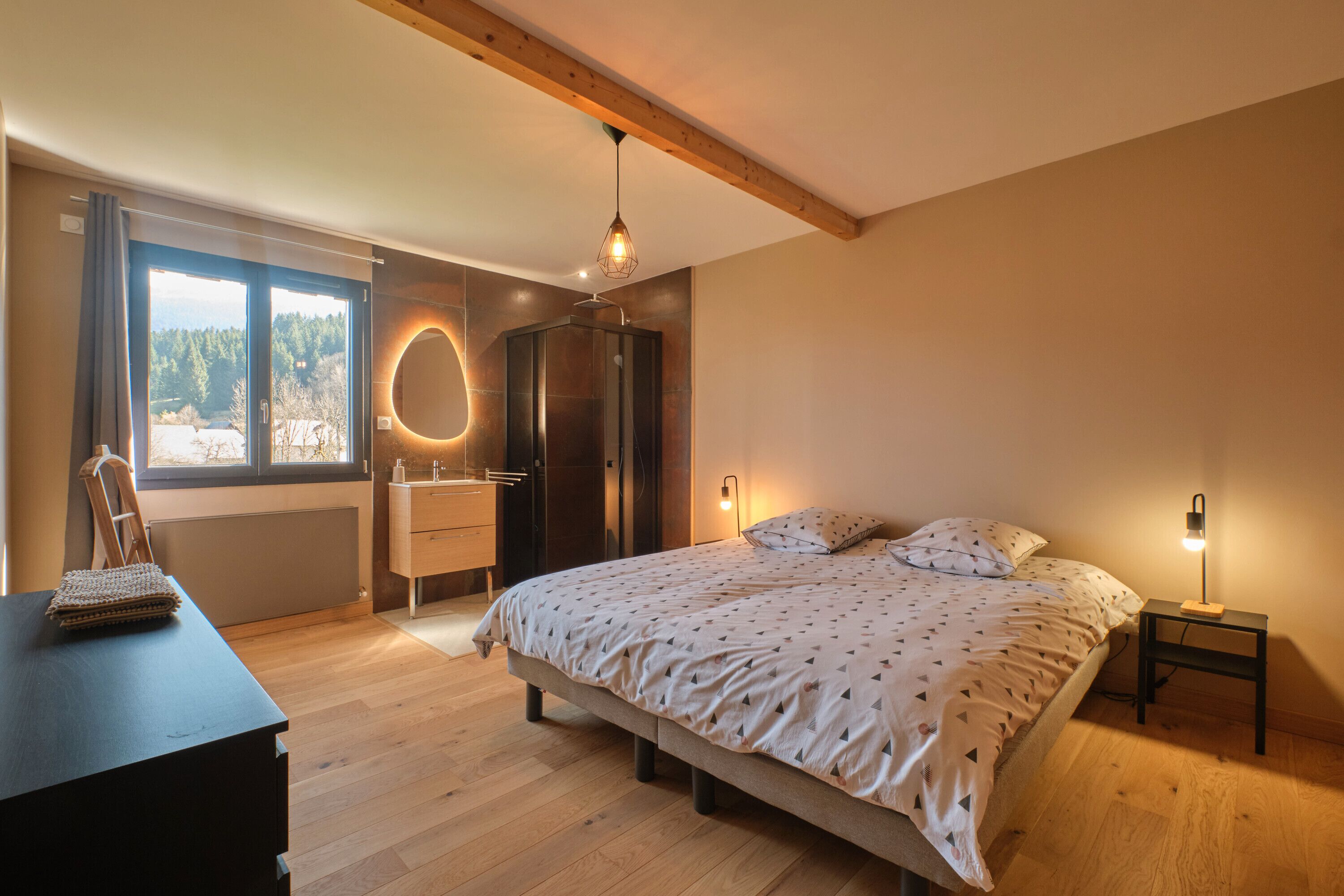 5 bedrooms, iron/ironing board, free WiFi, bed sheets