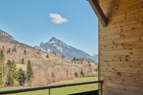 Chalet 'Les 3 Som' with Mountain View, Private Terrace and Wi-Fi