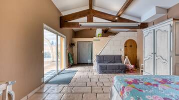 4 bedrooms, iron/ironing board, free WiFi, bed sheets