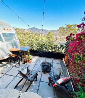 Outdoor dining - Charming Glamping - Stay in Style: Airstream + Views in Spring Valley (Spring Valley)