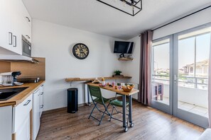 Kylskåp, mikrovågsugn, spishäll och diskmaskin