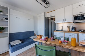 Geladeira, micro-ondas, cooktop, lava-louças