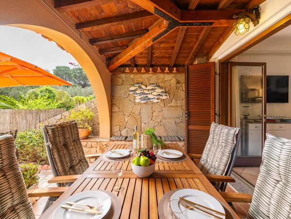 Outdoor dining - Cozy vacation home "Oleandro" in Villasimius - relaxation & comfort near the sea (Villasimius)