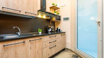 Kühlschrank, Mikrowelle, Herdplatte, Wasserkocher mit Kaffee-/Teezubehör