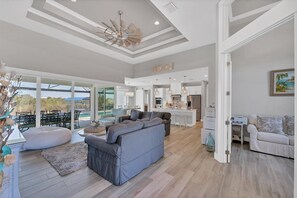 Una Smart TV, una oficina, una impresora