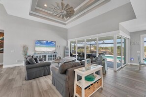 Una Smart TV, una oficina, una impresora