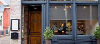 "Bluff Bliss" 1 mi Scenic Walk to OM! Renovated!