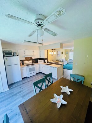 Dining - Family friendly / pet friendly 2-bedroom townhome in North Myrtle Beach (North Myrtle Beach)